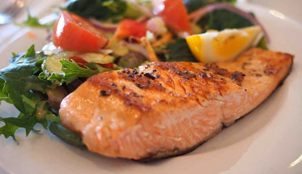 Una fettina di salmone con insalata (Pixabay)