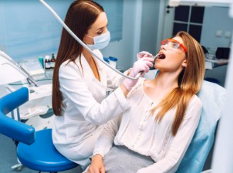Giovane donna si sottopone a un intervento dentistico
