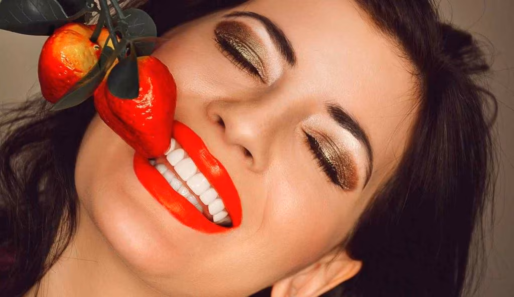 Donna con denti bianchi