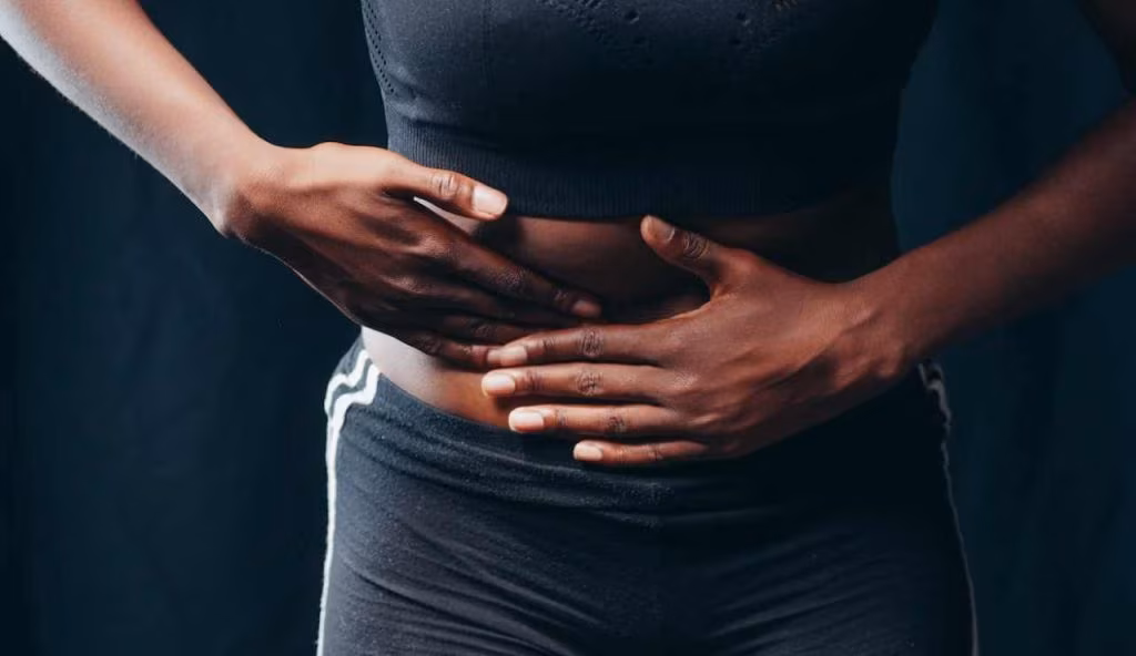 Donna si tocca la pancia per dolore