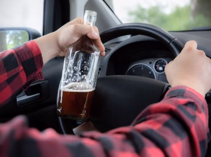 Uomo al volante beve alcolici
