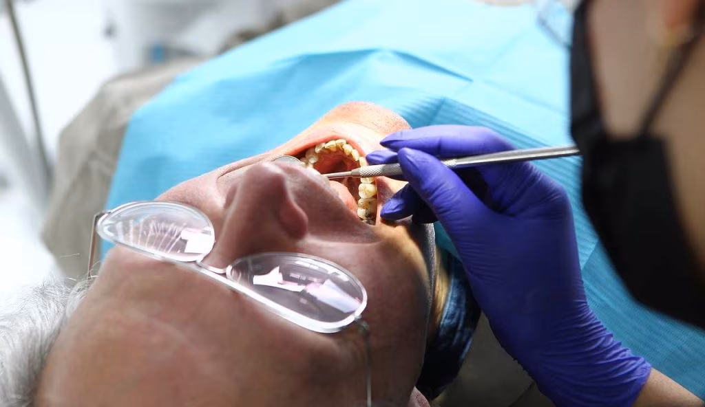 Illustrazione di una persona dal dentista (Pixabay)