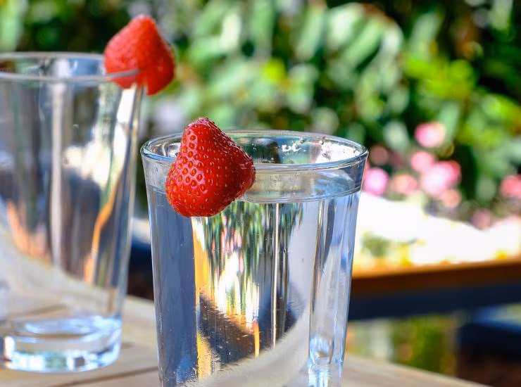 Due bicchieri d'acqua con delle fragole