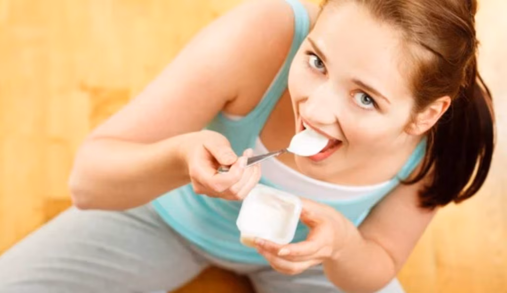Donna mangia uno yogurt (Depositphotos foto)