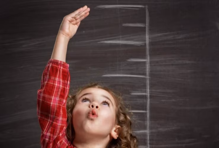 Illustrazione di un bambino che misura la sua altezza (Depositphotos)