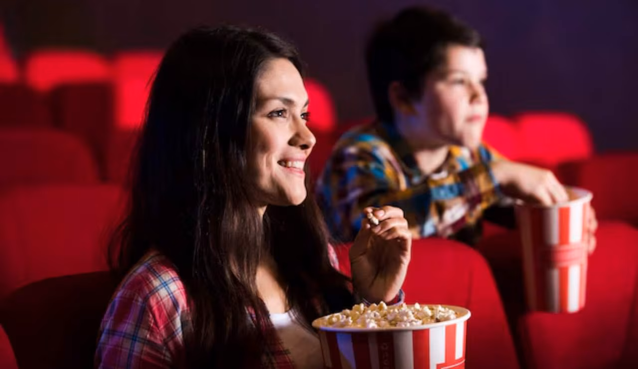 Persone guardano un film al cinema (Freepik)