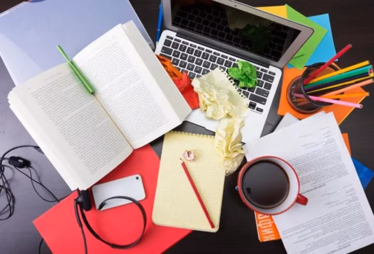 Scrivania disordinata (Depositphotos foto)