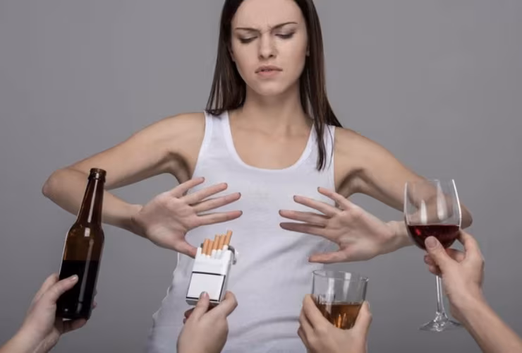 Una donna mentre rifiuta l'alcol (Depositphotos)