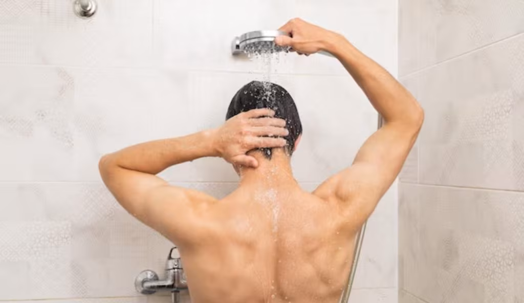 Uomo in doccia
