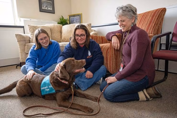 Il cane Piper interagisce con alcune studentesse al WSU campus (WSU foto)