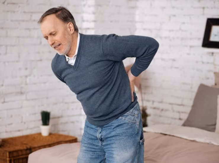 Signore con mal di schiena