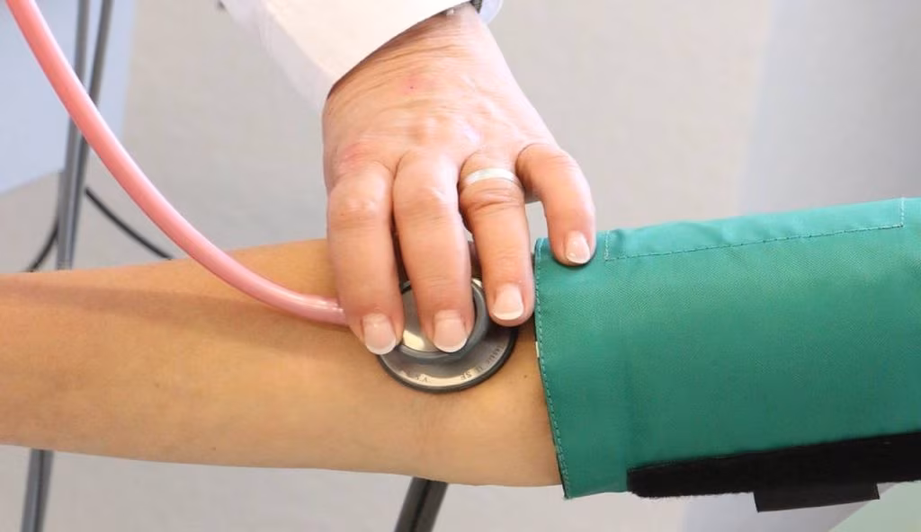 Parkinson, il tremore alle mani non è il primo sintomo: attenzione a questa sensazione | Compare diversi anni prima