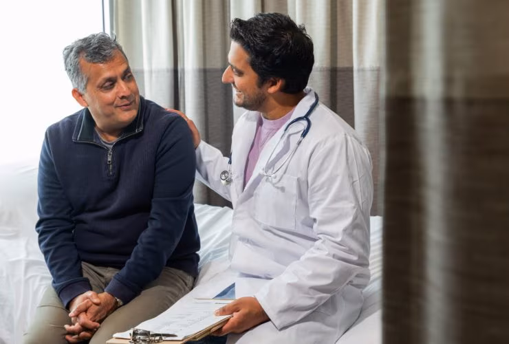 Illustrazione di un medico che incoraggia un paziente (Canva FOTO) - biomedicalcue.it