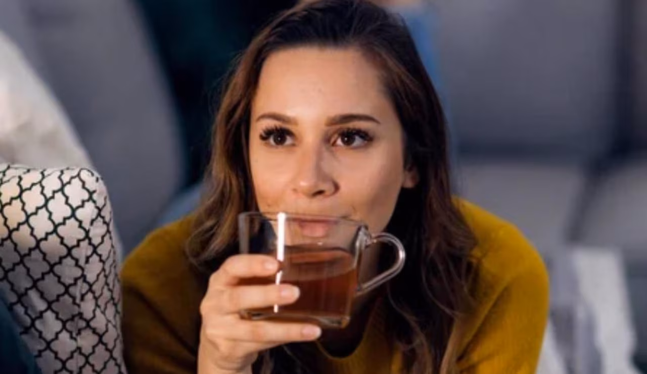 Ragazza beve una tisana (Depositphotos foto) - www.biomedicalcue.it