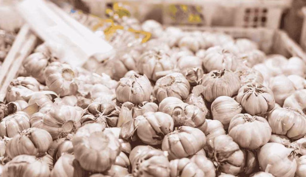 Aglio al supermercato scaffale