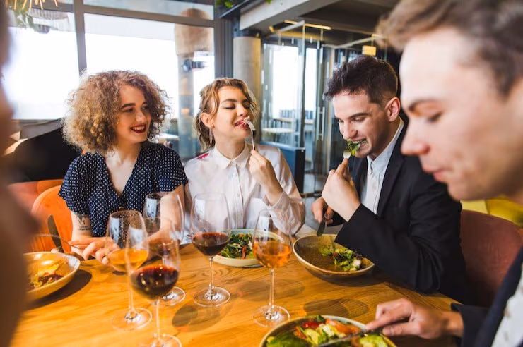 Persone che mangiano fuori