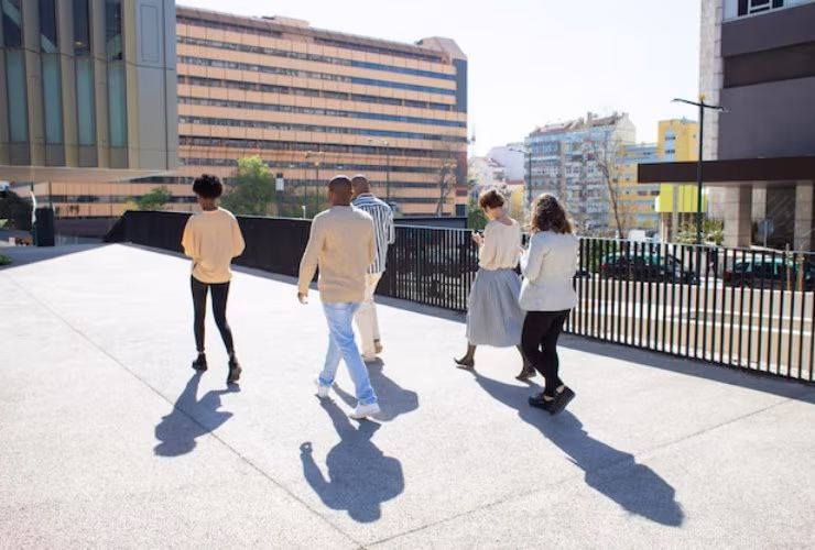 Persone che camminano