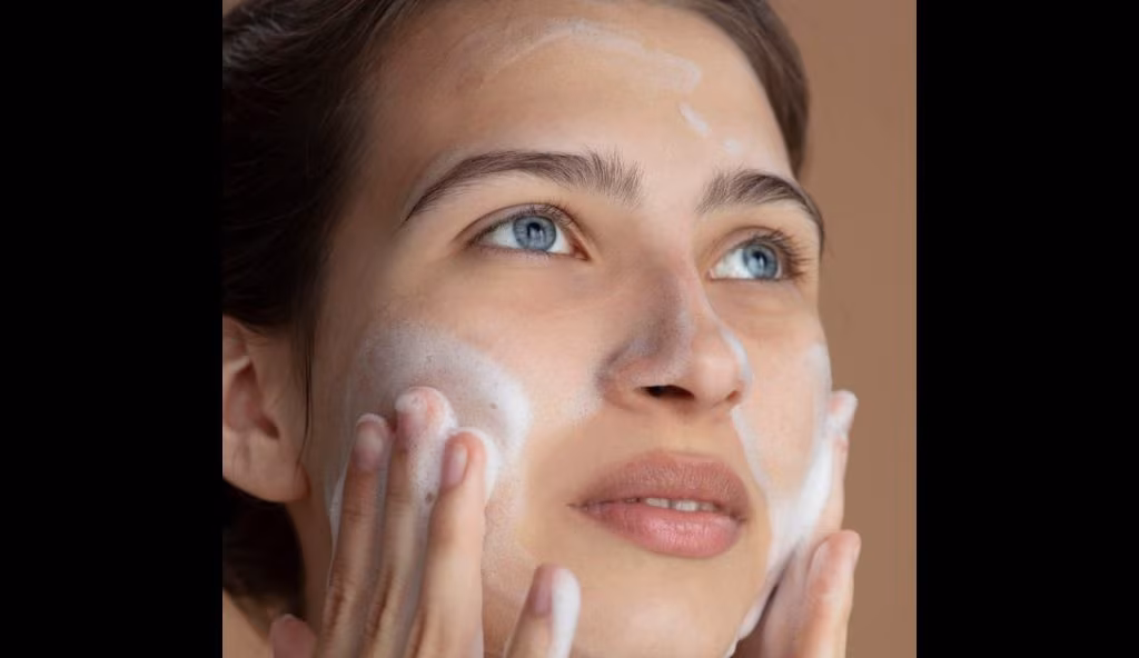 Donna che applica crema sul viso
