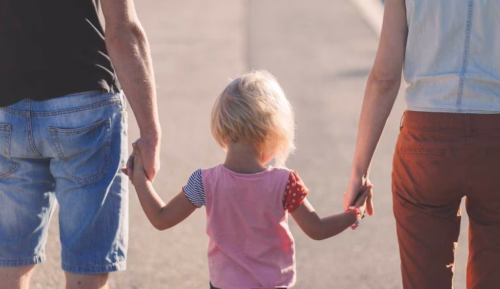 Famiglia di spalle (Pixabay foto) - www.biomedicalcue.it