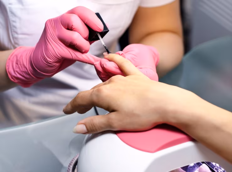 Illustrazione dell'applicazione dello smalto (Canva FOTO) - biomedicalcue.it