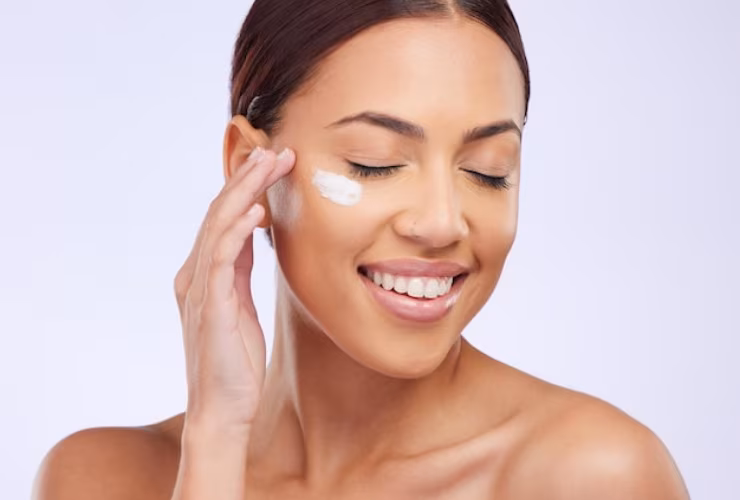 Donna mette crema sul viso