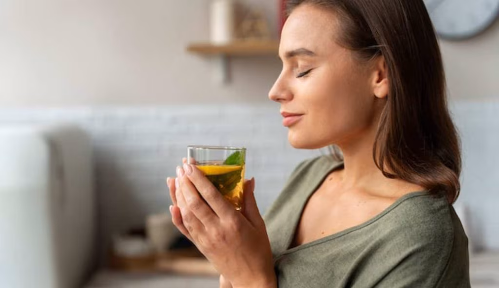 Donna che beve thè