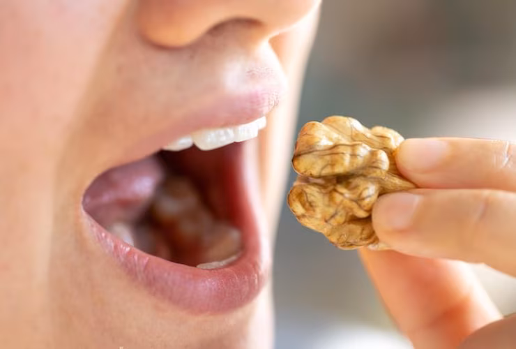 Donna che mangia le noci