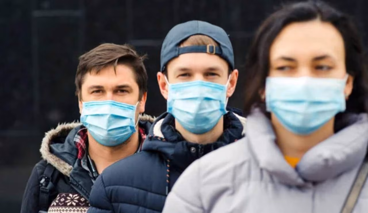 Persone con mascherine (Depositphotos foto) - www.biomedicalcue.it