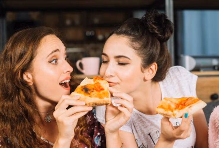 Donne che mangiano pizza