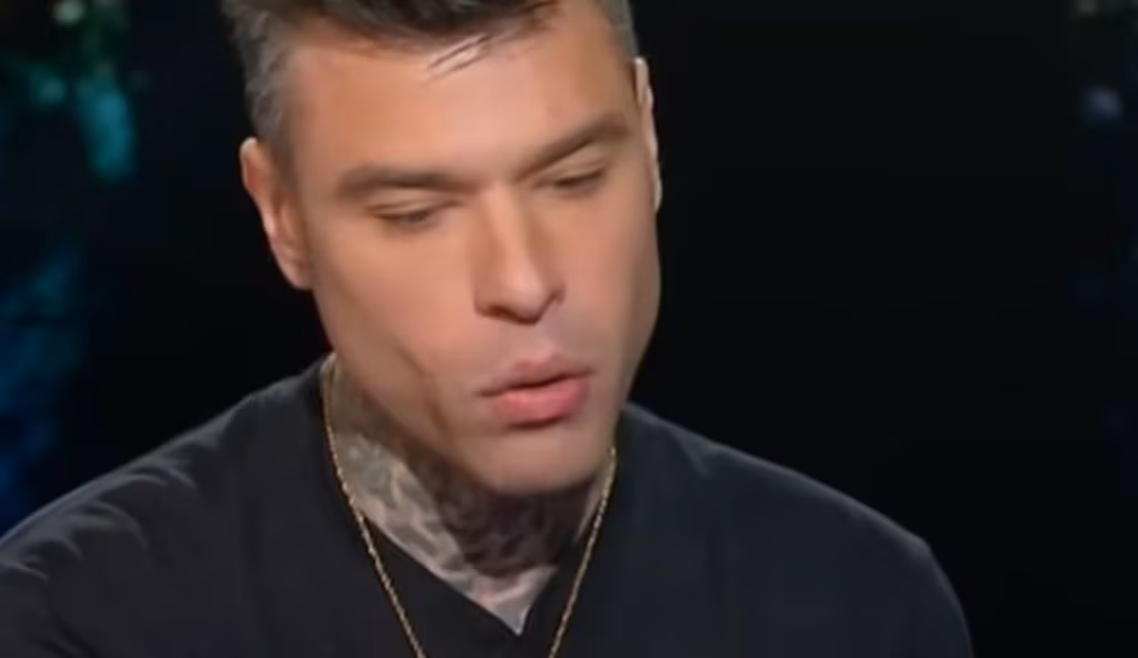 Fedez con lo sguardo basso (Rai - youtube screenshot) - www.biomedicalcue.it