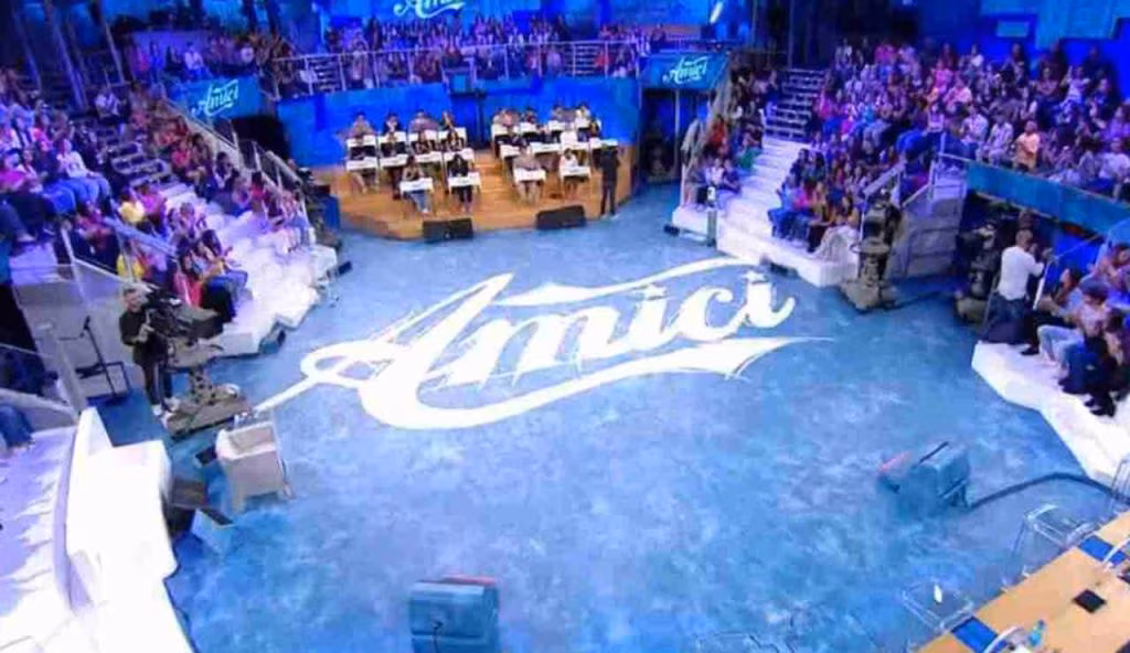 Lo studio di Amici (Mediaset Infinity - youtube foto) - www.biomedicalcue.it