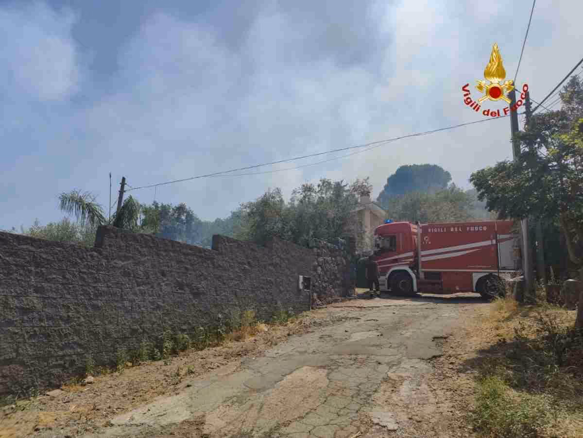 Incendio sulla collina di Vampolieri