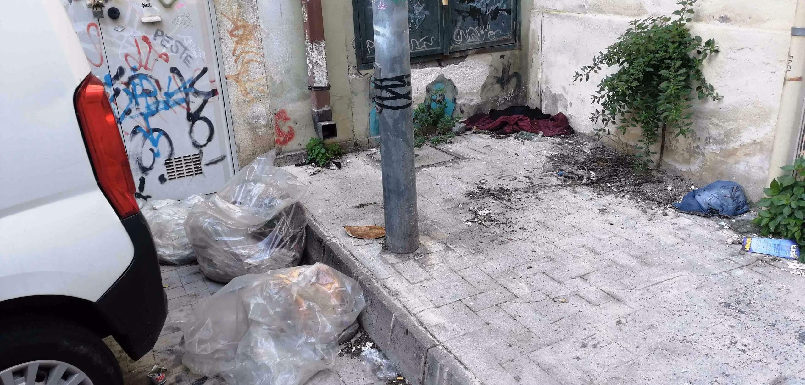 Degrado via Sisto e via Grotte Bianche a “Borgo-Sanzio” a Catania