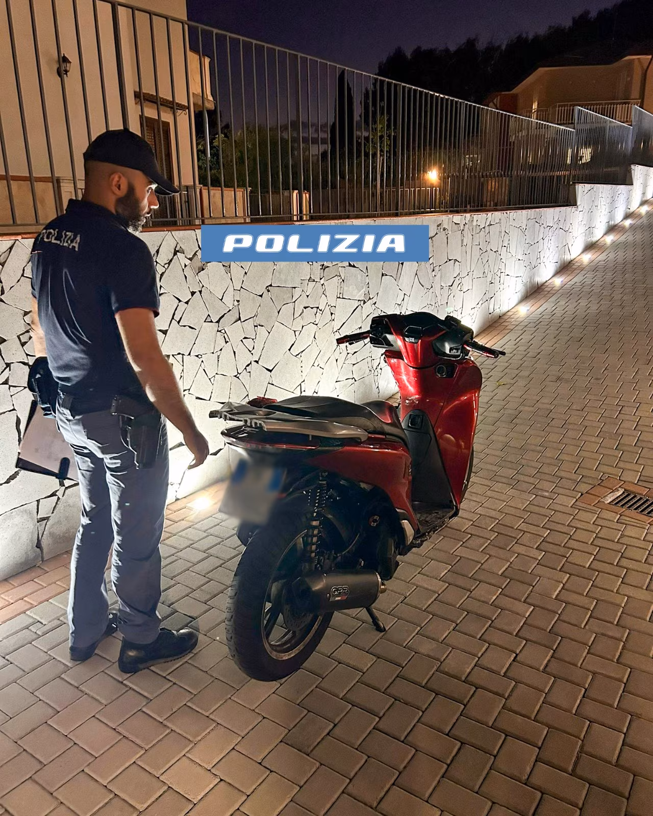 “Acrobazie” con lo scooter, la polizia individua 17enne e sanziona la mamma