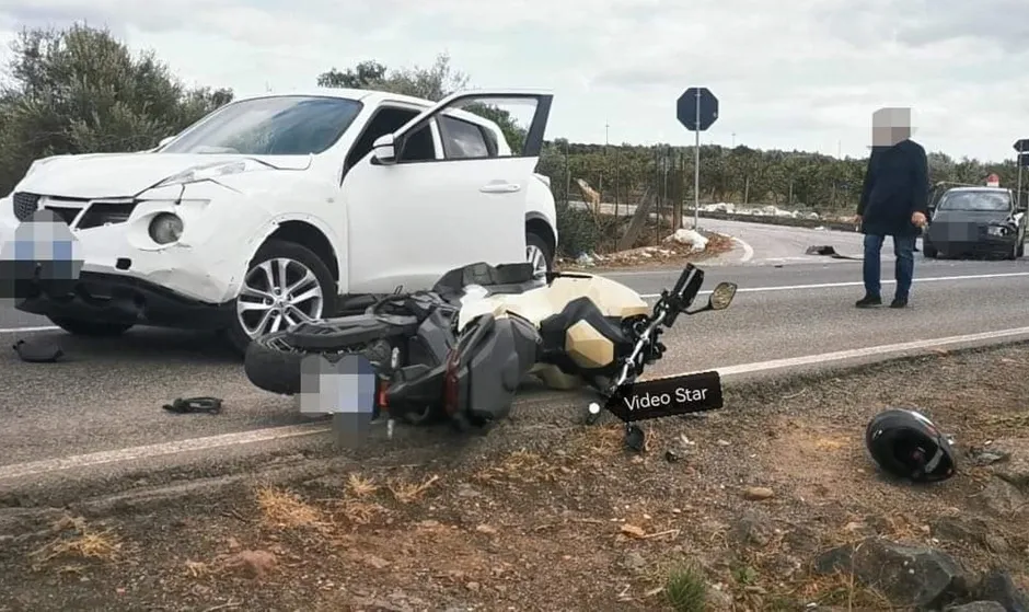 Scontro fra due auto e una moto, centauro salvo grazie al casco
