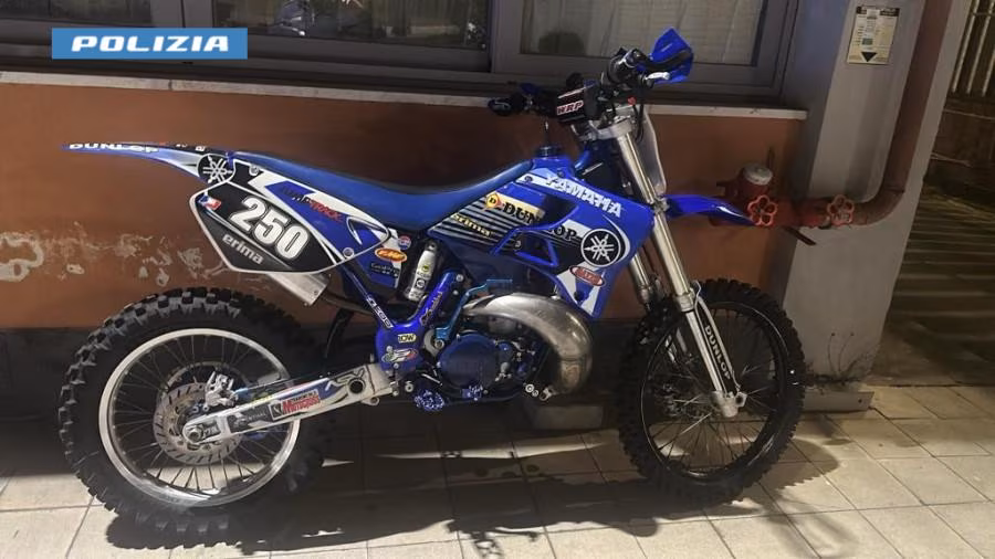 Impenna con la moto nel quartiere “San Berillo”, bloccato dalla polizia