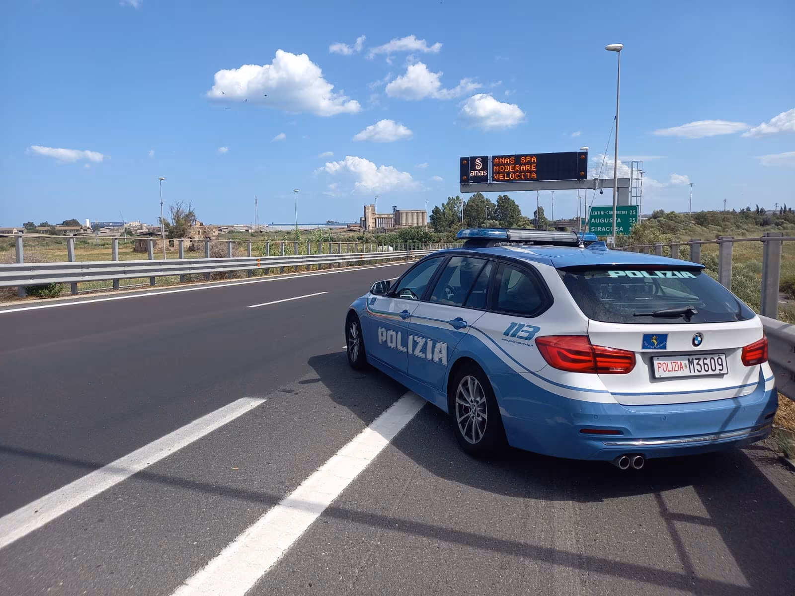 Spericolato sotto la pioggia: autista sanzionato grazie a un agente passeggero