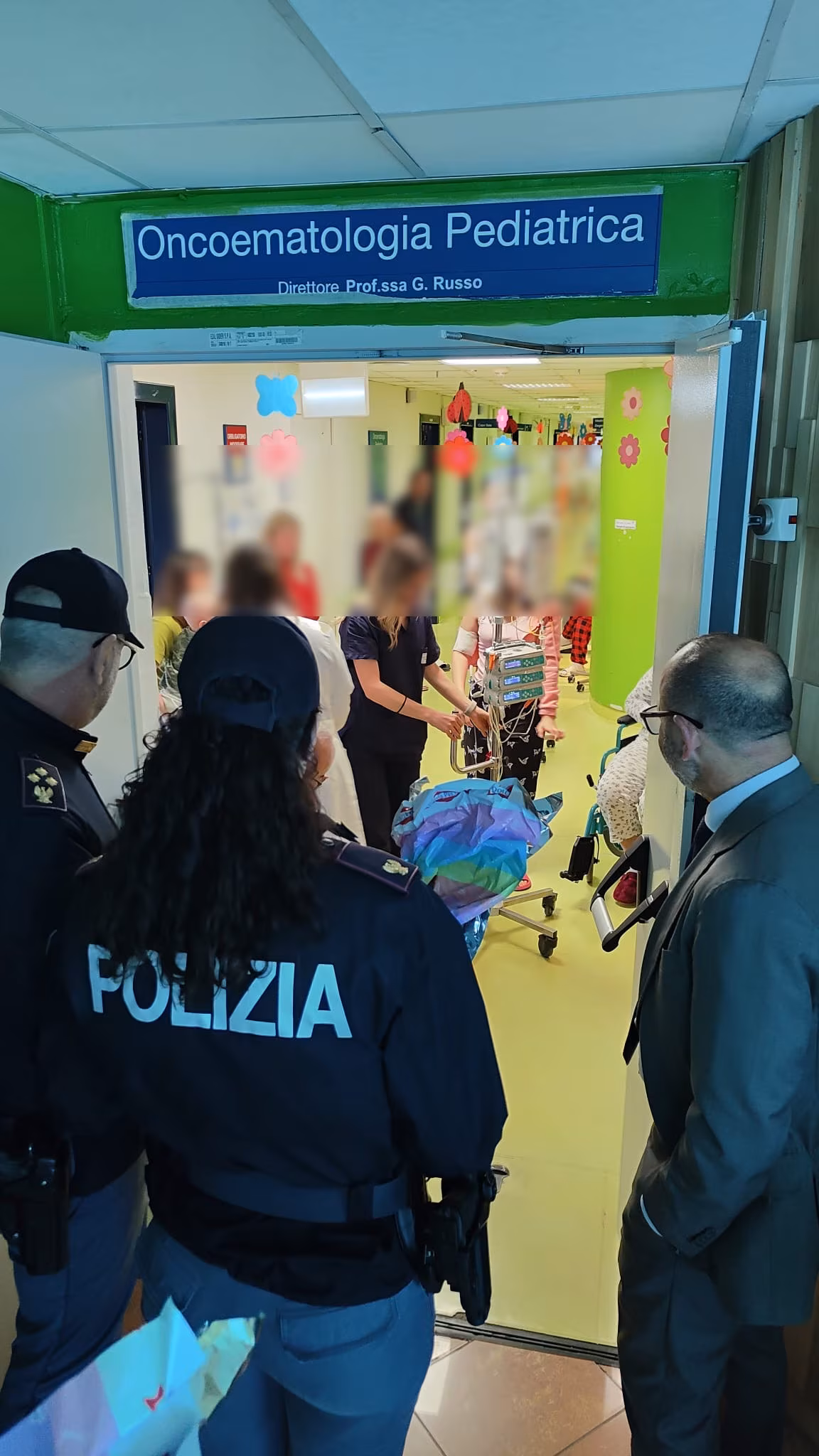 Il Questore con gli agenti delle volanti consegna le uova di Pasqua ai piccoli degenti del Policlinico
