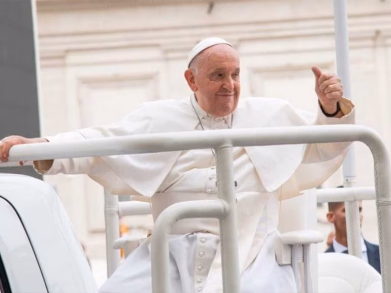Papa Francesco alla Pasqua 2025: folla in Piazza San Pietro