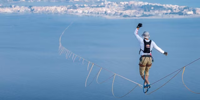 L’Attraversamento dello Stretto di Messina su una Corda