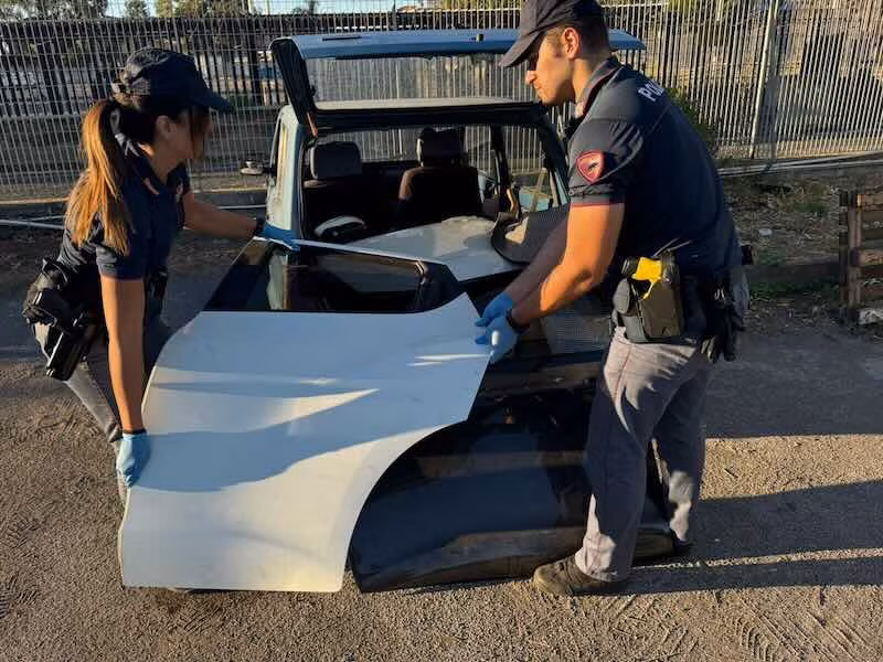 Arrestati due ladri mentre smontavano sportelli d’auto sotto gli occhi della proprietaria