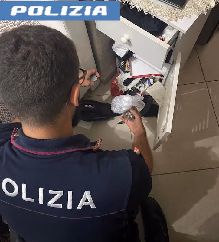 Catania: arrestati due giovani pusher dopo inseguimento per le vie della Città