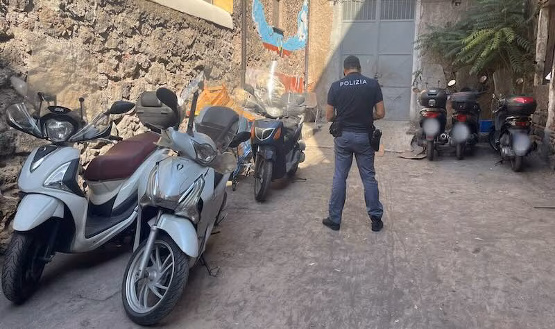 Scoperto un deposito di scooter rubati: operazione della Polizia di Stato
