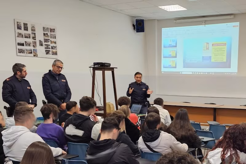 Cyberbullismo e revenge porn: la Polizia di Stato incontra gli studenti dell’Istituto “Lionardo Vigo” di Acireale