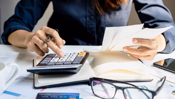 Manovra, vertice a casa della premier: il governo cerca 5 miliardi dalle banche