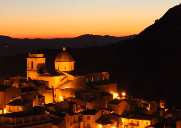 Petralia Sottana, “Di Pietra e di Stelle”: un viaggio notturno tra arte, storia e memoria