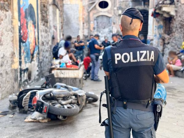 Catania, controlli straordinari a San Berillo: 272 identificati, cinque scooter rubati recuperati e raffica di sanzioni