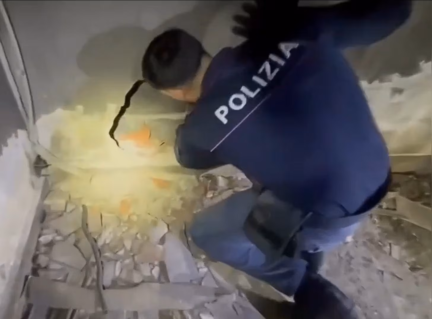 Catania, armi e munizioni nascoste in un edificio abbandonato a Librino: scoperto arsenale dalla Polizia di Stato