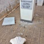 statua-falcone-decapitata