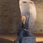 Wilhelm Senoner_La donna del vento_2013_legno di tiglio_colori acrilici e terre_cm 230x64x64_©Filippo Simonetti_